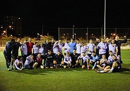 Grupo de invitados y miembros de la escuela después del entrenamiento