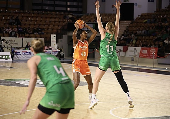 Kayla Alexander durante el partido.