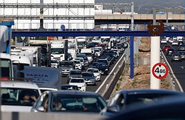Retenciones en una de las principales vías de acceso a Valencia.
