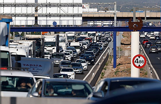 Retenciones en una de las principales vías de acceso a Valencia.
