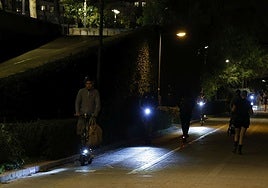 Varias personas, en el río a oscuras el pasado martes.