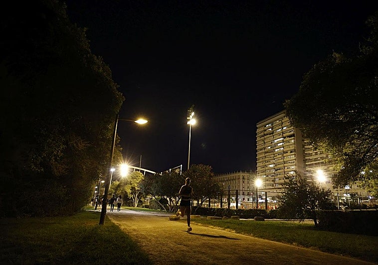 El jardín del Turia de Valencia, a oscuras