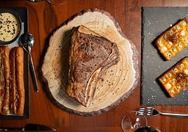 Chuletón de vaca madurada de un kilo con bonito frito, junto al gofre bravo.