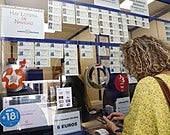 Personas comprar decimos en una administracion de loteria