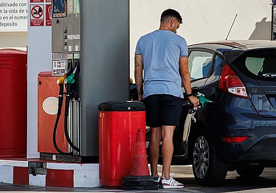 Un hombre respostando en una imagen de archivo.
