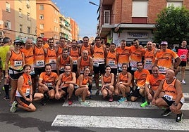 Los corredores de Els Coixos con sus respectivas camisetas antes de una competición