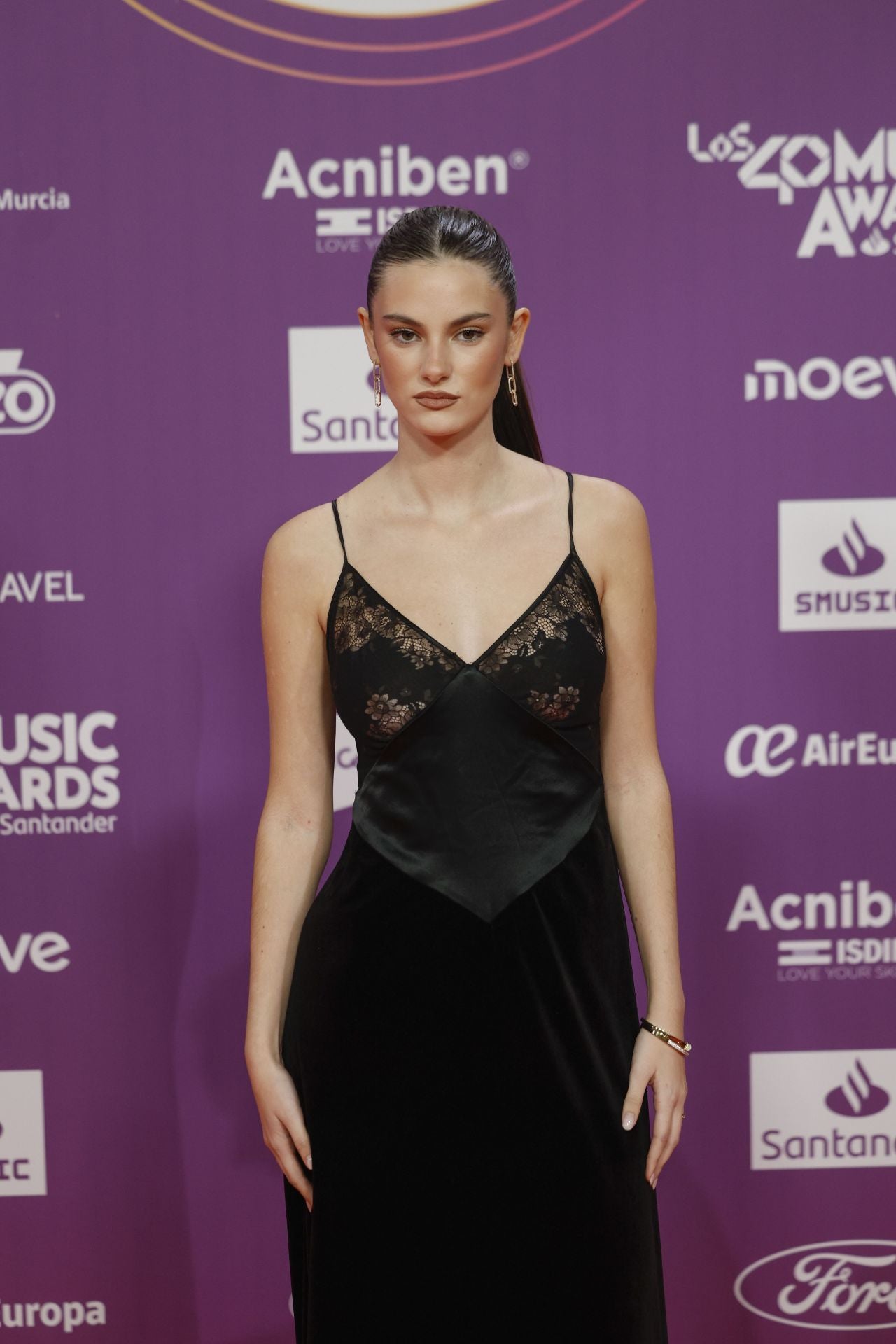 FOTOS | Los famosos deslumbran en la alfombra roja del Roig Arena para LOS40 Music Awards