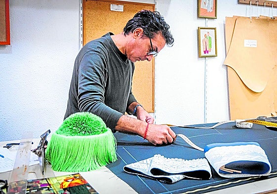 David Miguel Pardo trabajando sobre la mesa de corte.