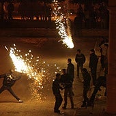 Gente lanzando petardos de gran calibre, en el Jardín del Turia de Valencia.