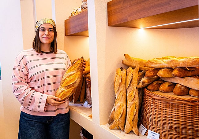 Alba Hoyo, en su establecimiento de la avenida Peris i Valero.