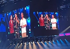 Los valencianos Bombai recogen su premio en Los40 Music Awards.