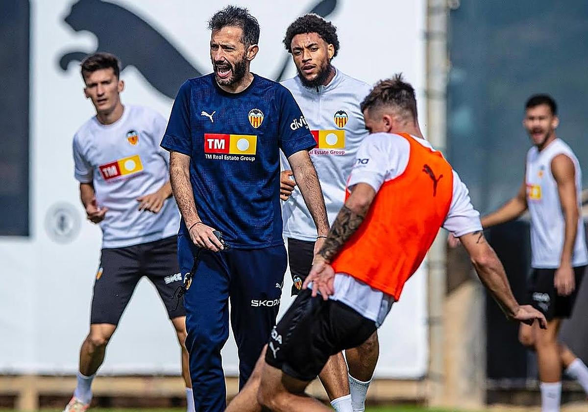 Carlos Corberán, dando instrucciones en un entrenamiento.