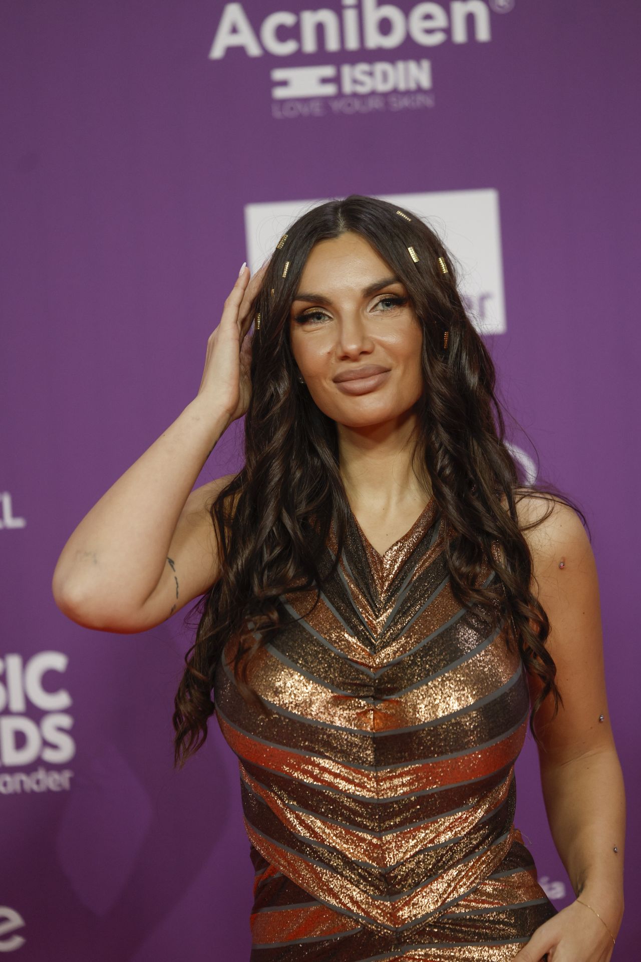 FOTOS | Los famosos deslumbran en la alfombra roja del Roig Arena para LOS40 Music Awards