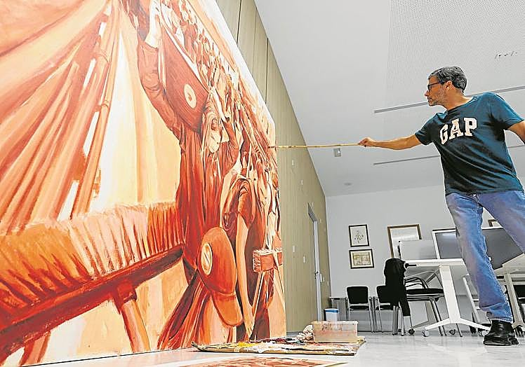 Homenaje a la dana. El pintor Luis Lonjedo ultima la obra dedicada al puente de la solidaridad.