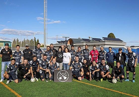 Miembros del UDB Alfafar Veteranos junto a Toñi García y Mariló Gradolí.