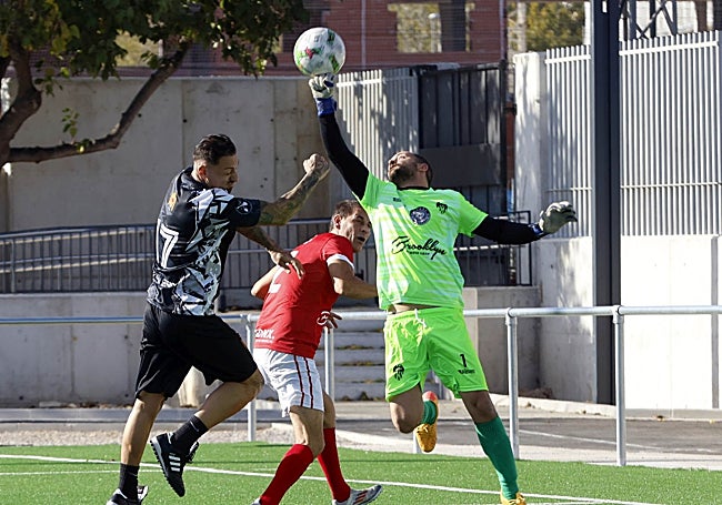 Diego (i) ejerce presión ante el guardameta rival.