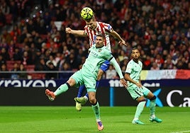 Dela disputando una pelota con Sorloth