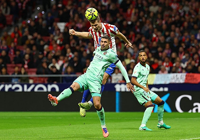 Dela disputando una pelota con Sorloth.