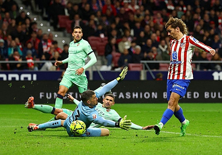 La defensa del Levante se rinde ante Griezmann