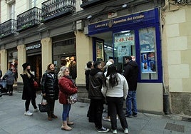 Colas en una administración de lotería para los sorteos de Navidad, en una imagen de archivo.