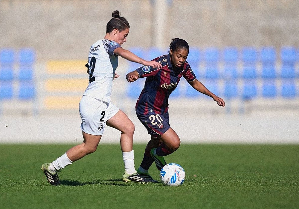 Raiderlin Carrasco, jugadora del Levante femenino, realizando una conducción de balón