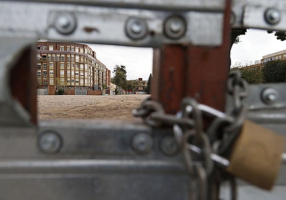 Parcela, ya diáfana, del Ausiàs March y el Lluís Vives de Massanassa. Acogerá el nuevo centro.
