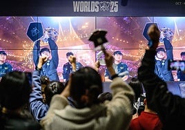 Seguidores del equipo T1 celebran la victoria en Chengdú.