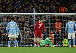 Giorgi Mamardashvili ataja el lanzamiento de penalti de Haaland.