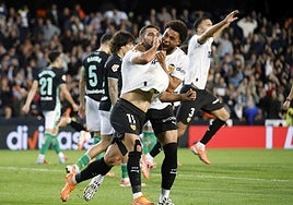 Rioja y Danjuma, tras el empate.