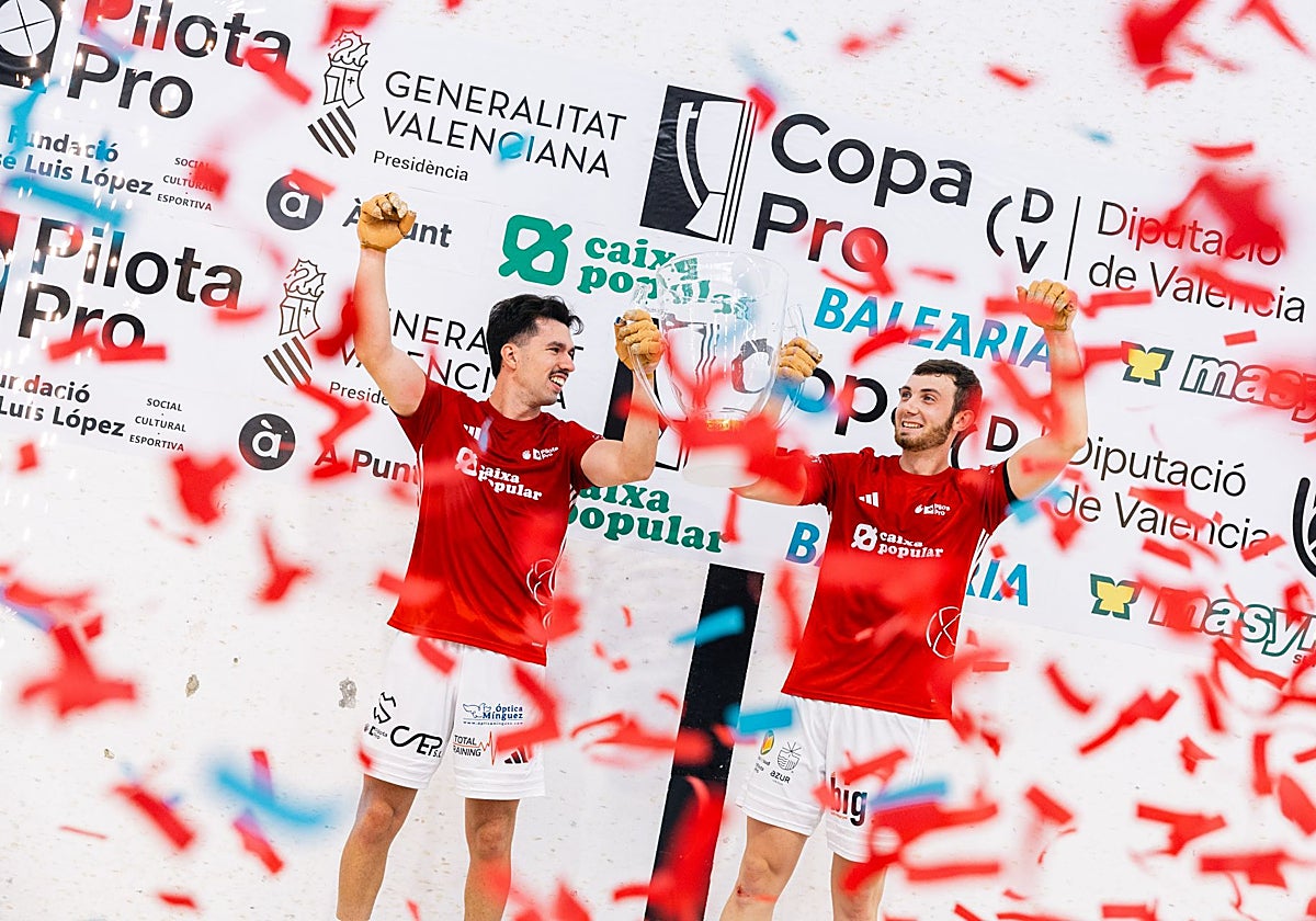 Montaner y Seve alzando la copa