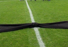 Lazo negro en un campo de fútbol, en imagen de archivo.