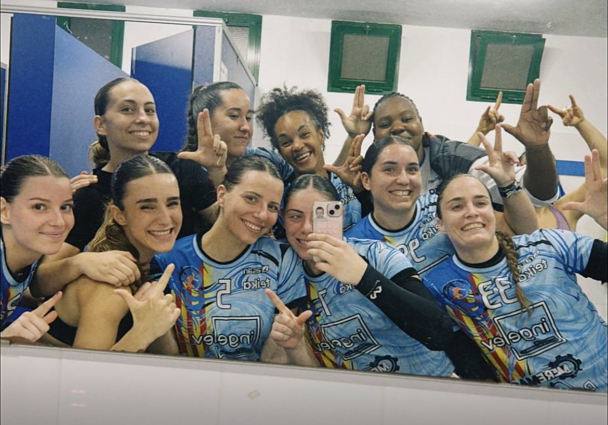 Las jugadoras del Handbol Mislata celebrando el punto