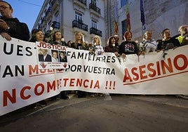 Los asistentes a la protesta, este domingo, concentrados ante Les Corts, en Valencia.