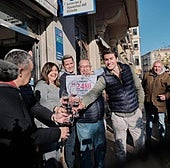 Ganadores de un premio de lotería, en una imagen de archivo.