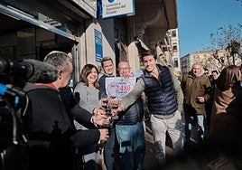 Ganadores de un premio de lotería, en una imagen de archivo.