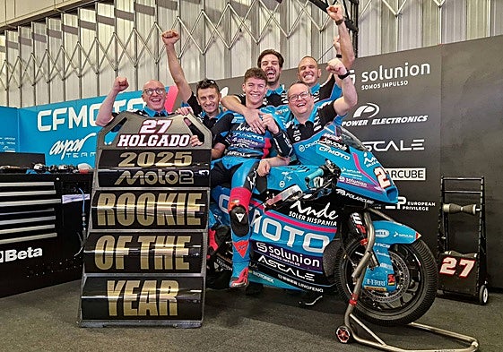 Dani Holgado y su equipo celebrando el título a rookie del año