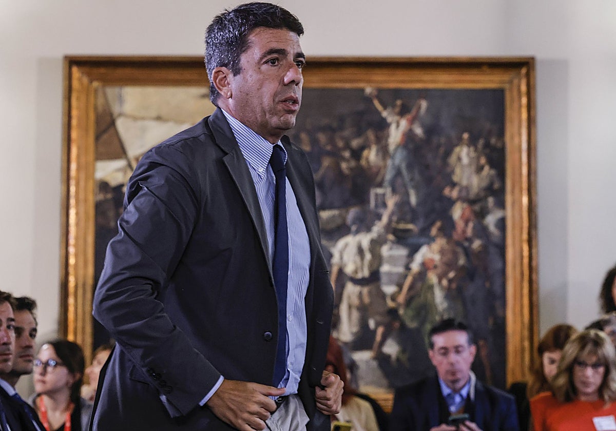 Carlos Mazón, durante la firma de un convenio con la Diputación.