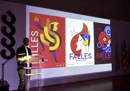 El autor, Vicent Ramón, con los tres carteles de Fallas.