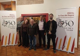 El alcalde, concejales de Alzira y las encargadas del logo del Any Jaume I.