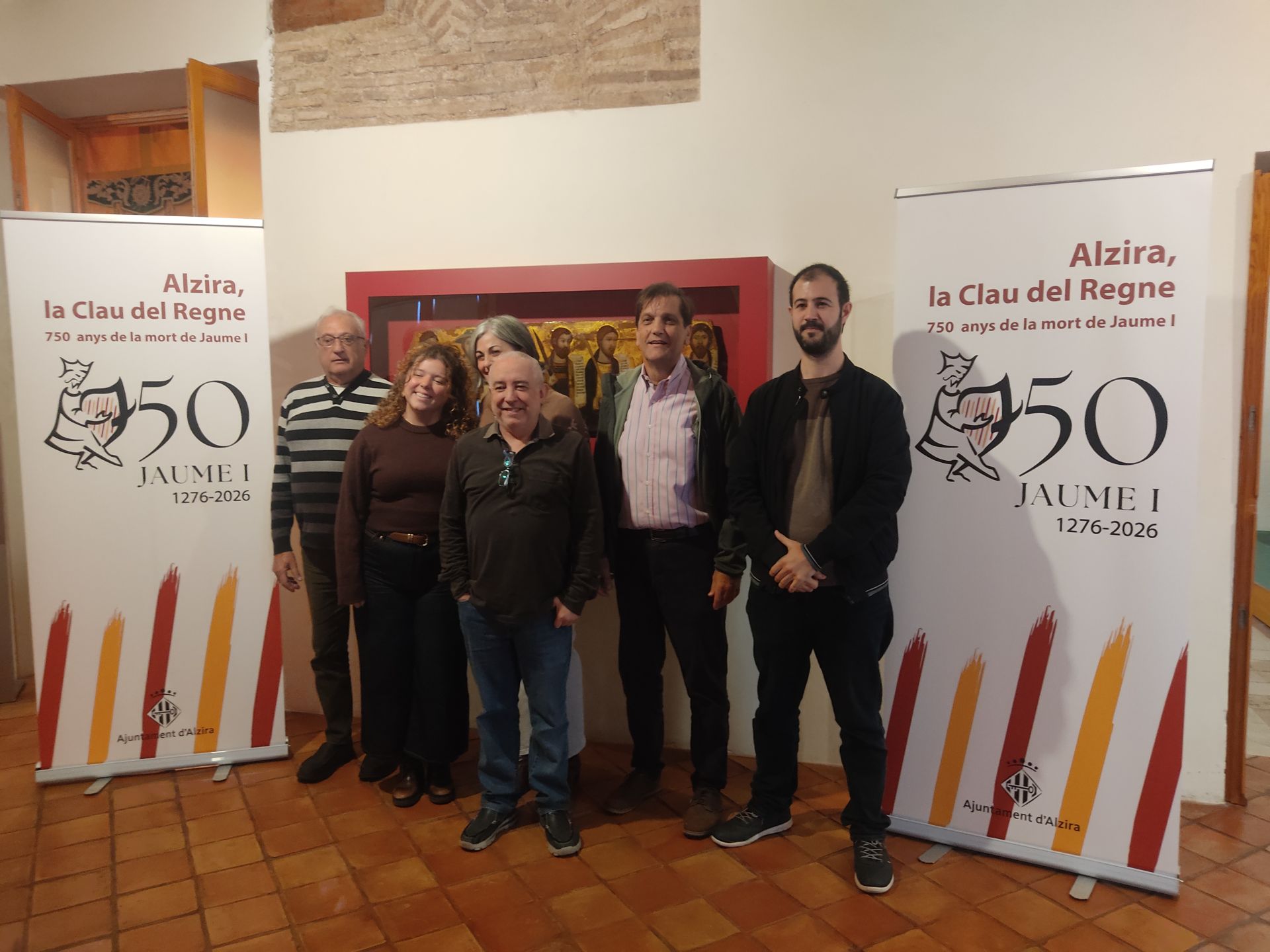 El alcalde, concejales de Alzira y las encargadas del logo del Any Jaume I.