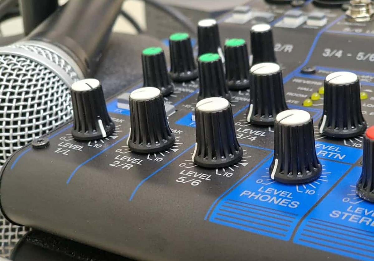 Entre las inversiones se encuentra la instalación de la nueva antena de la emisora municipal Radio Sol.