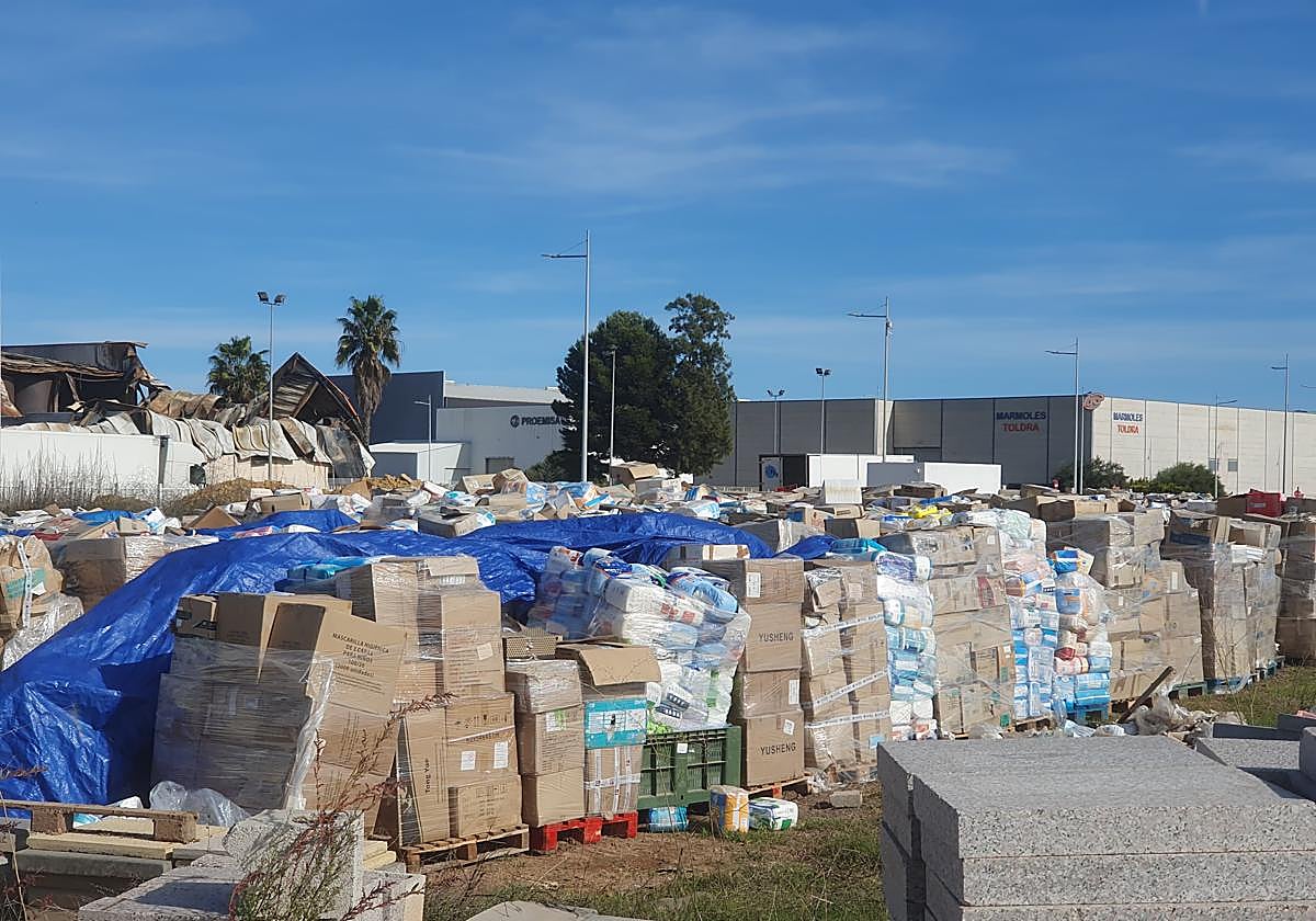 Productos donados a la intemperie.