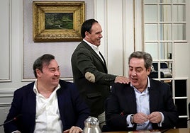 Juanfran Pérez Llorca saluda a José María Llanos en presencia de David Muñoz.