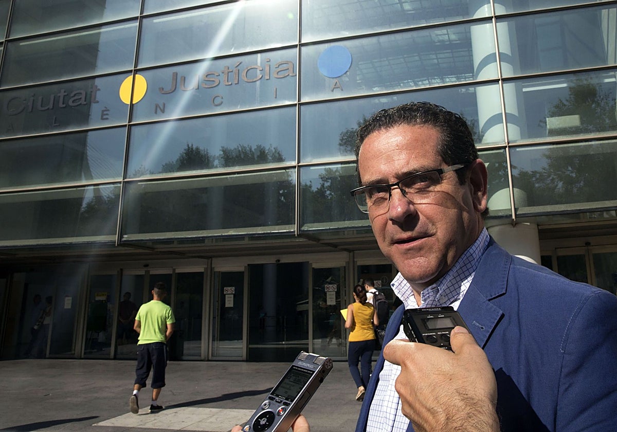 Jorge Bellver, en las puertas de la Ciudad de la Justicia.