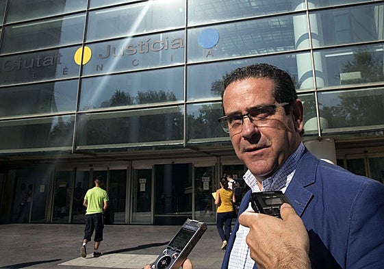 Jorge Bellver, en las puertas de la Ciudad de la Justicia.
