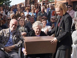 La vicepresidenta de la Diputación, Natàlia Enguix, entrega los restos de Miguel a su hija.