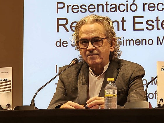 Gimeno en la presentación del poemario.