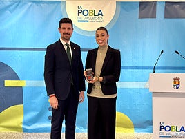 Mireia Martínez muestra la medalla junto al alcalde.