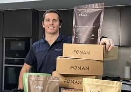 Andrés Gómez de Olea, fundador de Fonan, con varios de sus productos