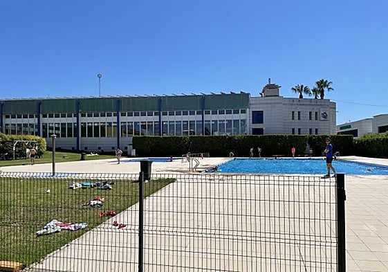 Instalaciones de la piscina municipal de Alzira.